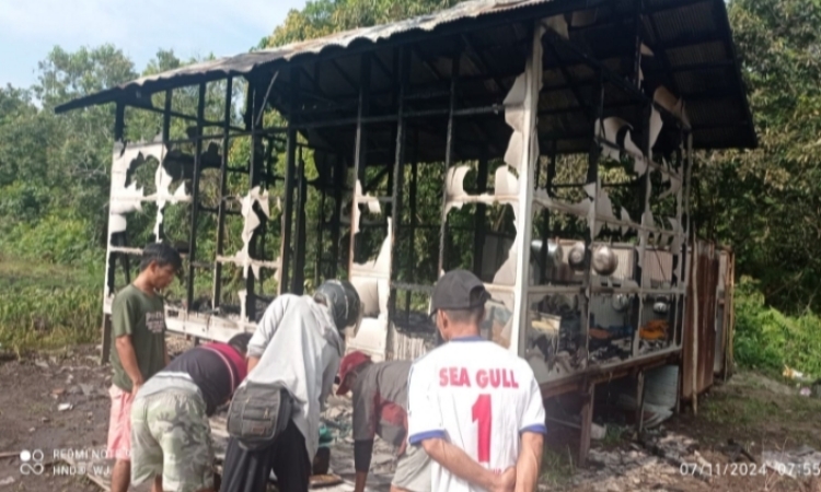  Sebuah Rumah Hangus Jadi Arang Saat Antar Anak Sekolah