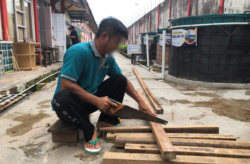  Warga Binaan Lapas Sampit Kembangkan Keterampilan Pertukangan Dengan Pembuatan Daun Jendela